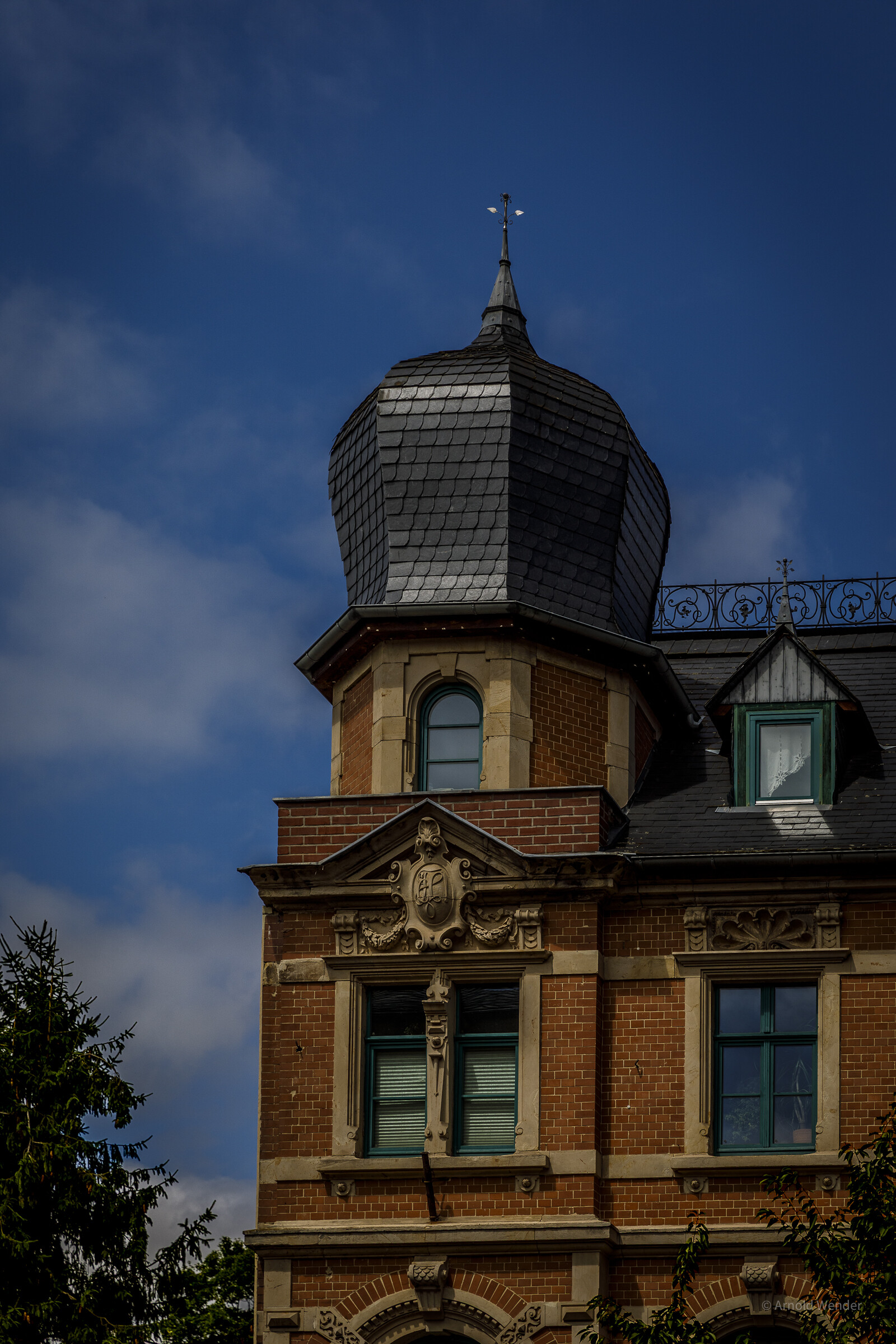 Gründerzeitfassade in der Südstadt von Halle mit ornamentalen Stuckverzierungen im warmen Nachmittagslicht