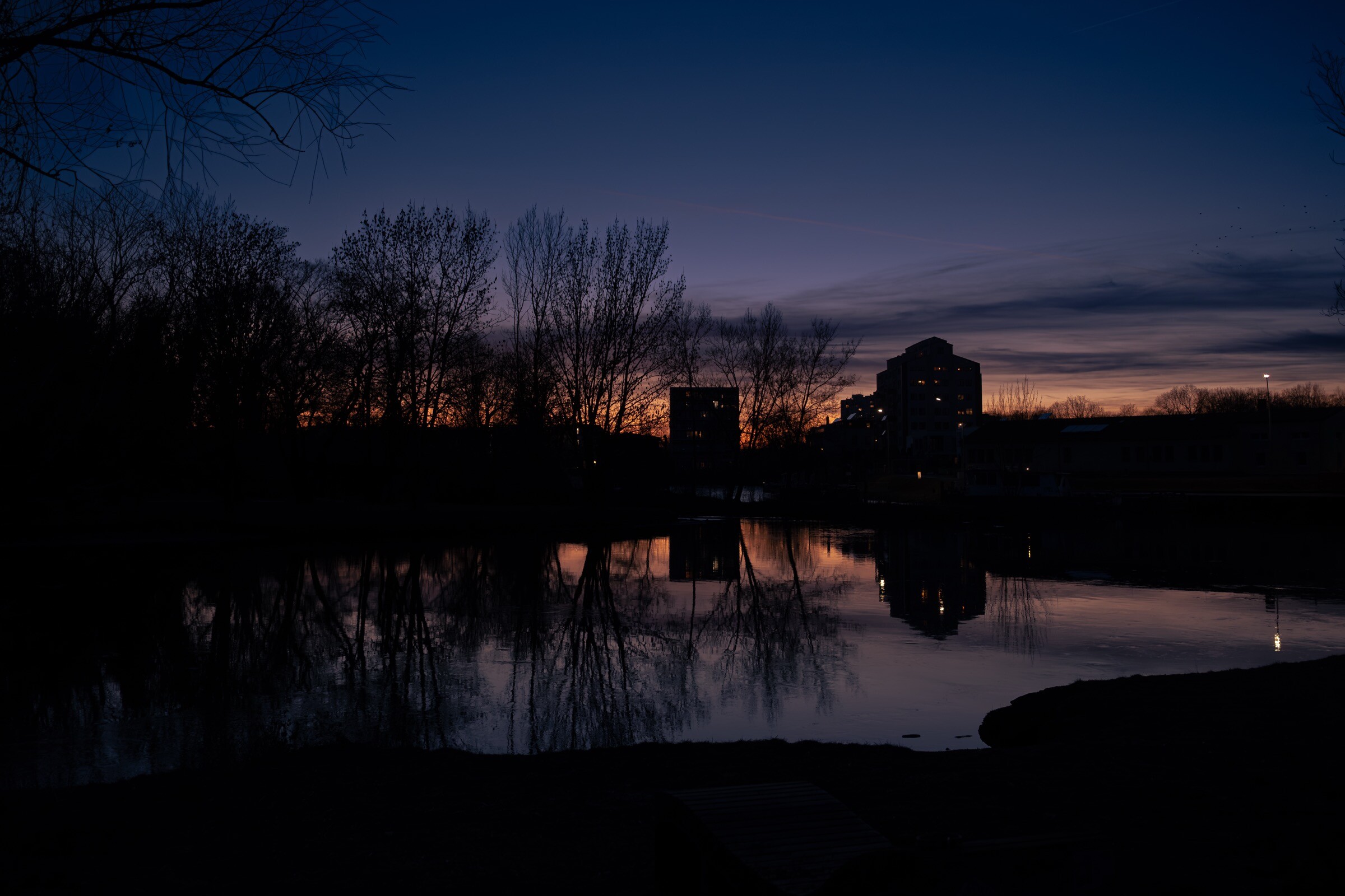 Langzeitbelichtung der beleuchteten Burg Giebichenstein bei Nacht mit Saale-Reflexionen