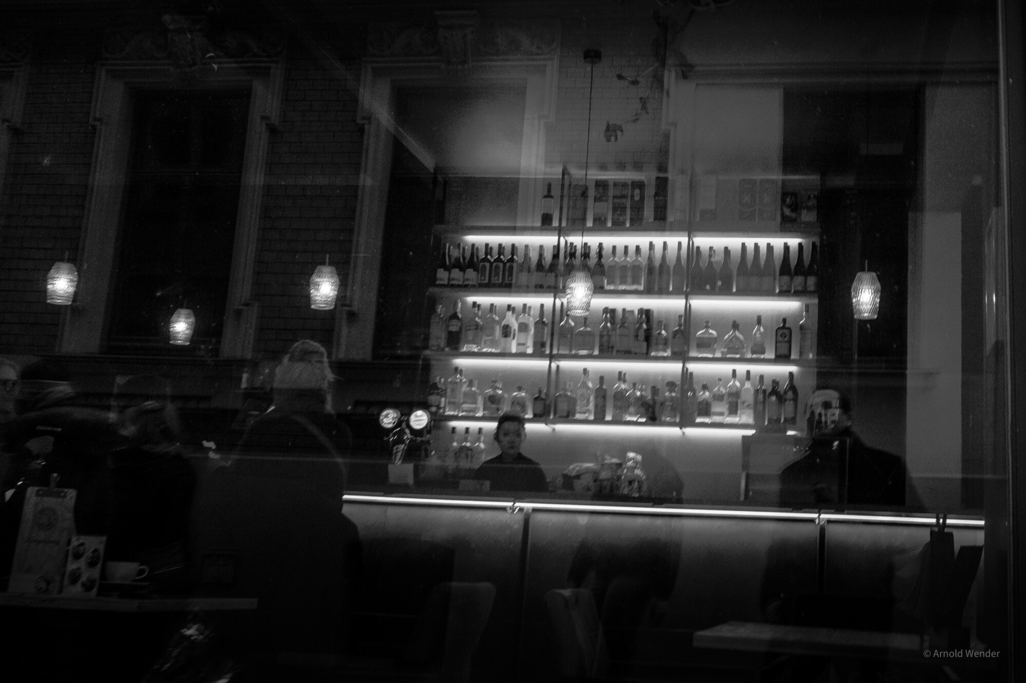 Kontrastreiche Schwarzweißaufnahme einer Gasse in der Altstadt von Halle mit dramatischem Lichteinfall