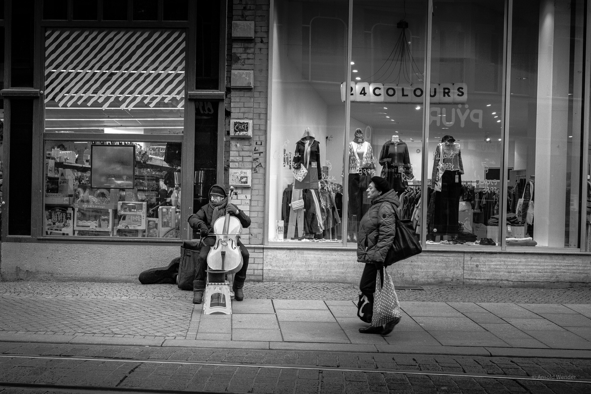 Straßenszene am Marktplatz von Halle mit Passanten vor der Marktkirche im Hintergrund